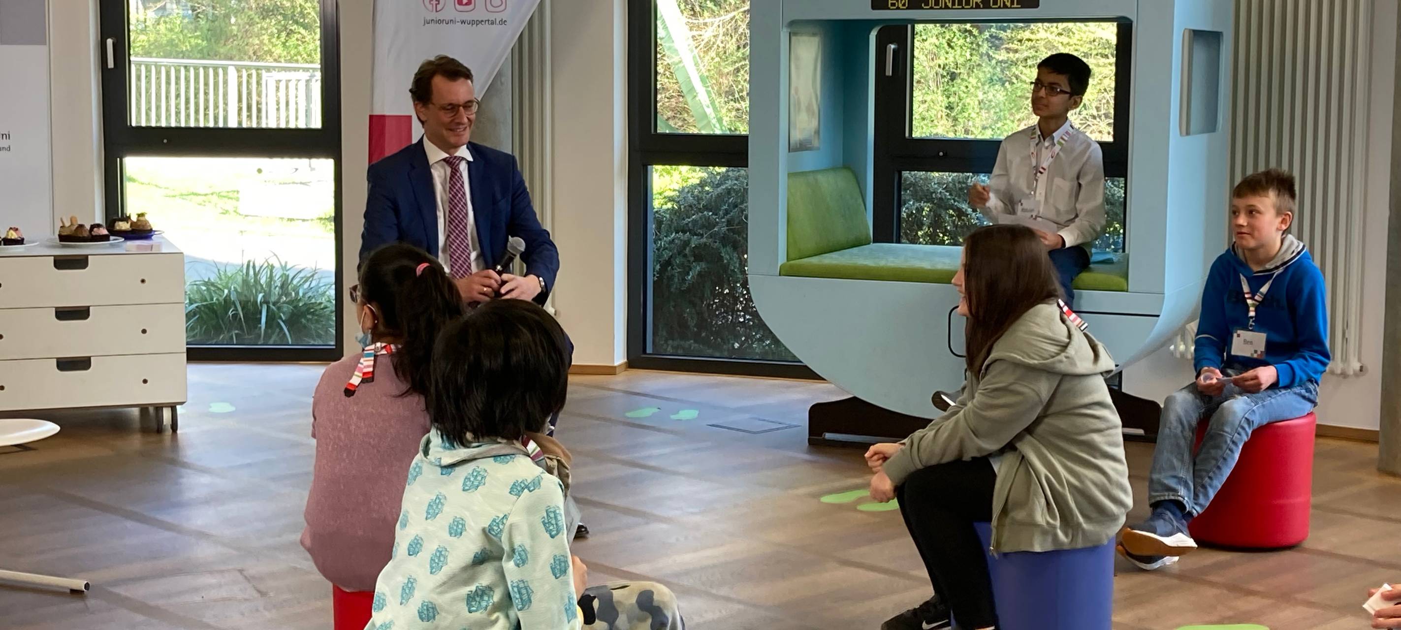 NRW-Ministerpräsident Wüst besucht Junior Uni