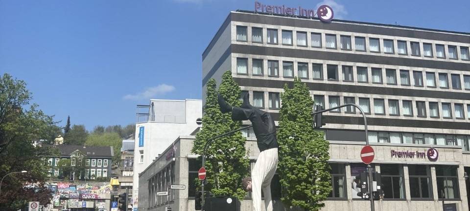 Der Künstler des Handstandmanns ist gestorben
