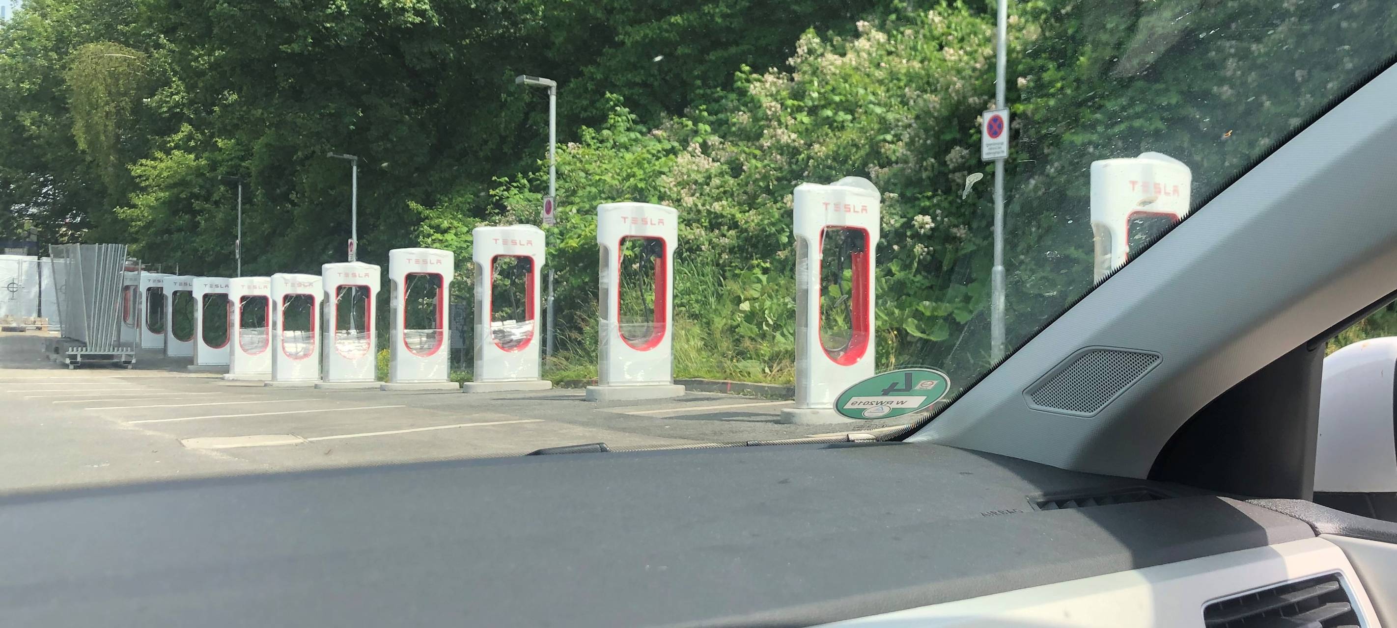 Tesla-Tankstelle im Osten der Stadt