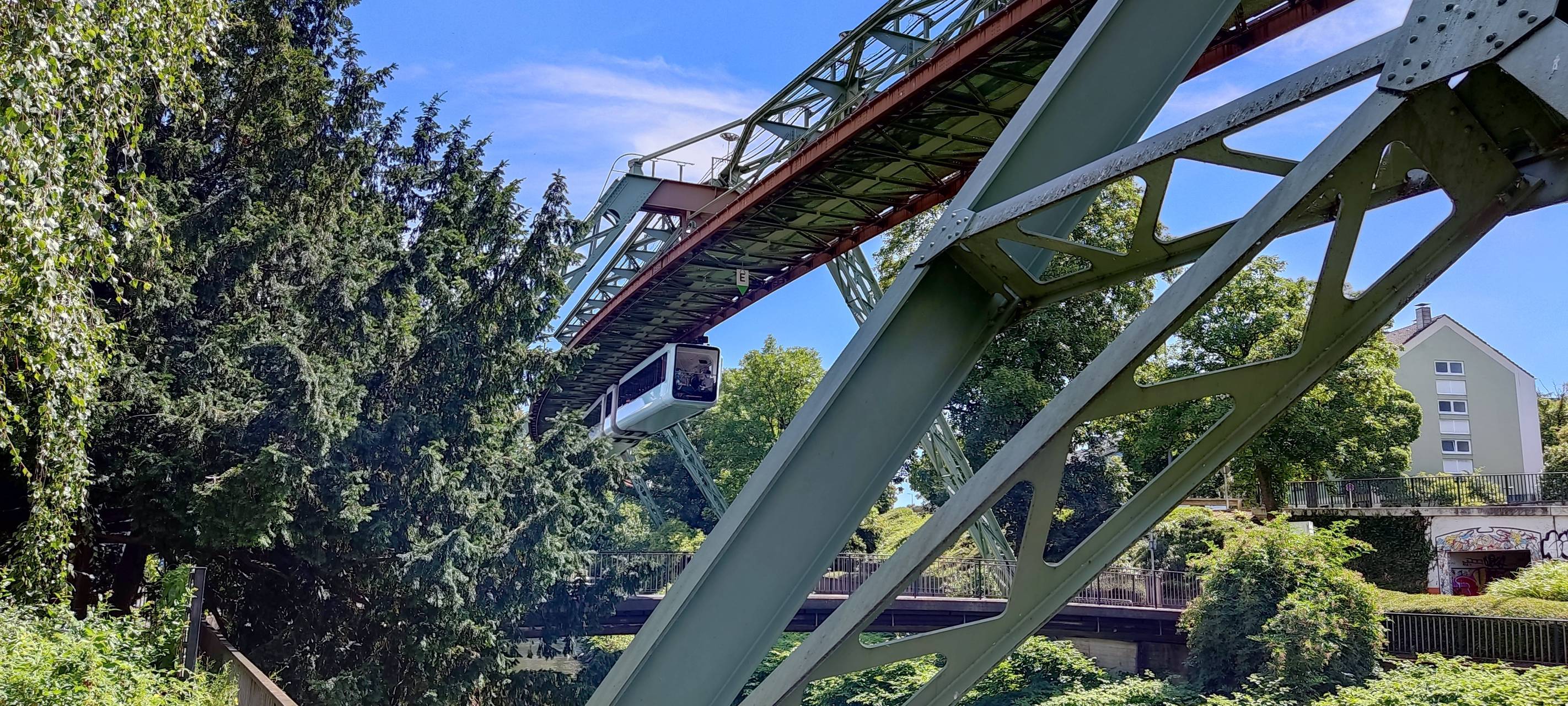 Schwebebahn fährt wieder