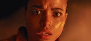 Jade guckt einem Zombie ins Gesicht.