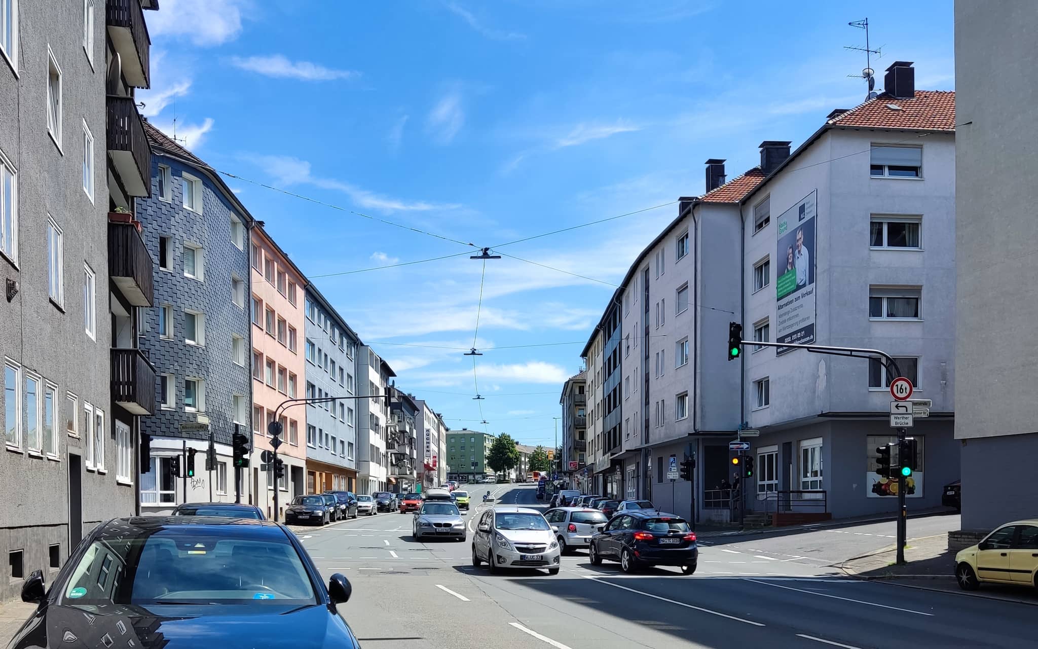Mann rammt Blumenkübel