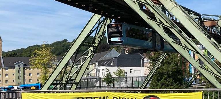 "Brems Dich"-Banner zum Schulstart