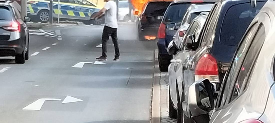 Autobrand nahe der Ausfahrt Barmen
