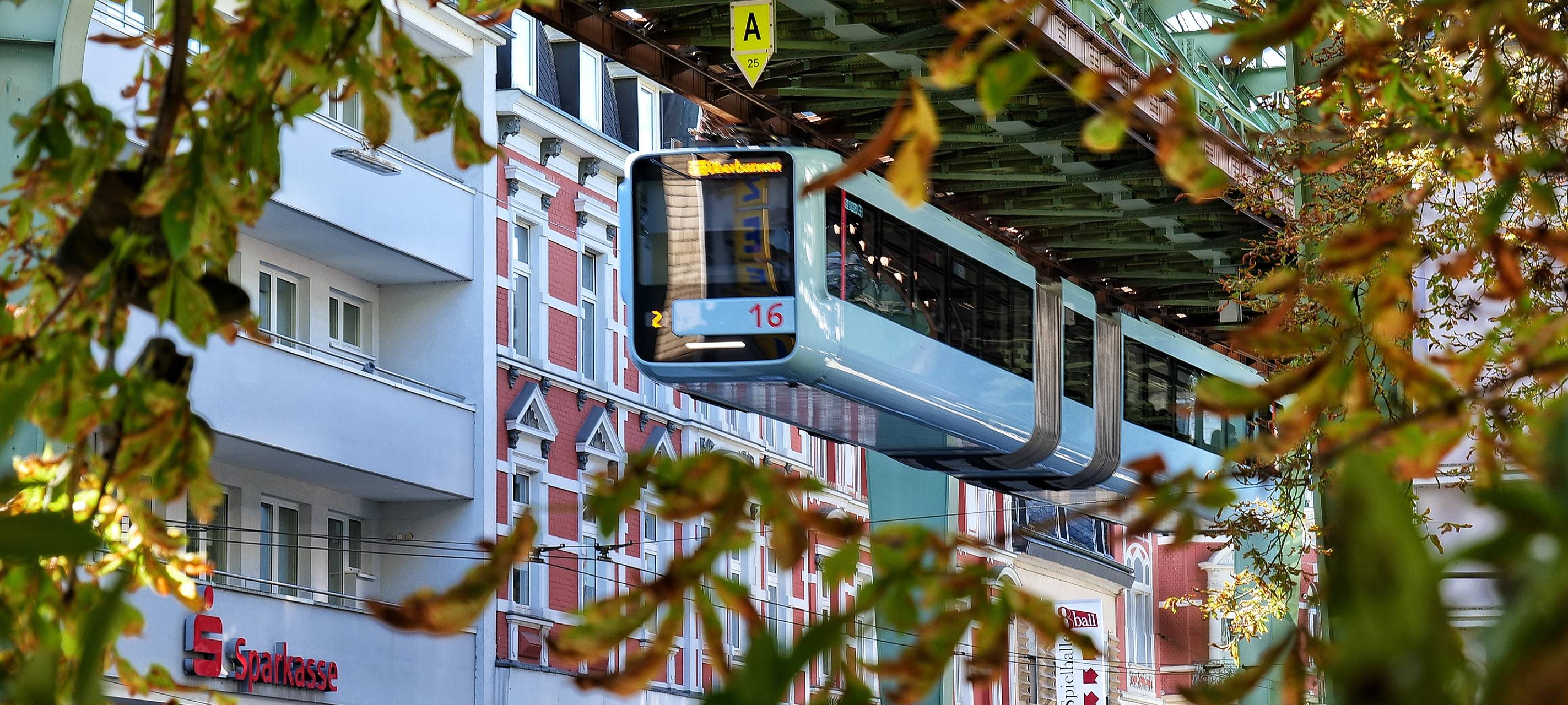 Schwebebahn fährt wieder