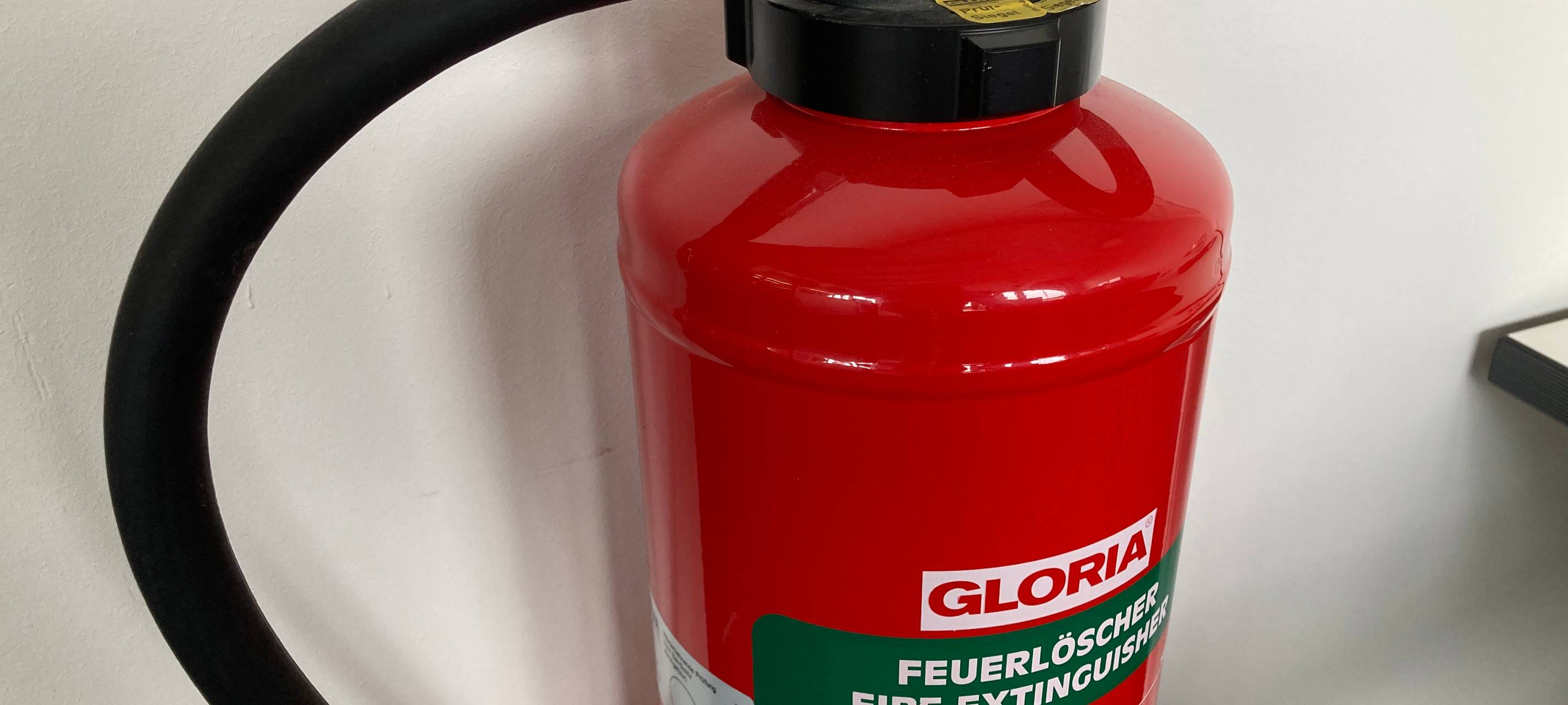 Jugendliche spielen mit Feuerlöschern