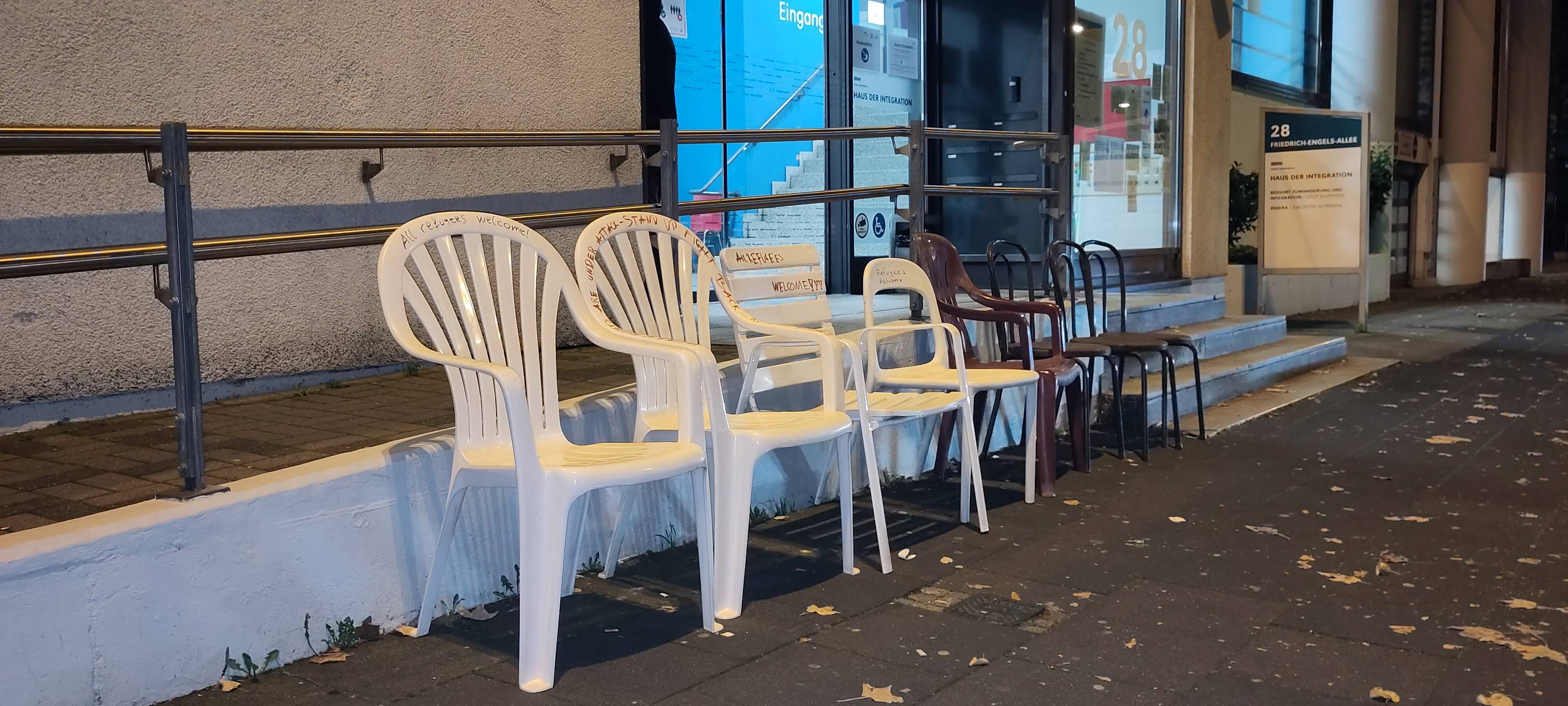 Stühle vor der Ausländerbehörde