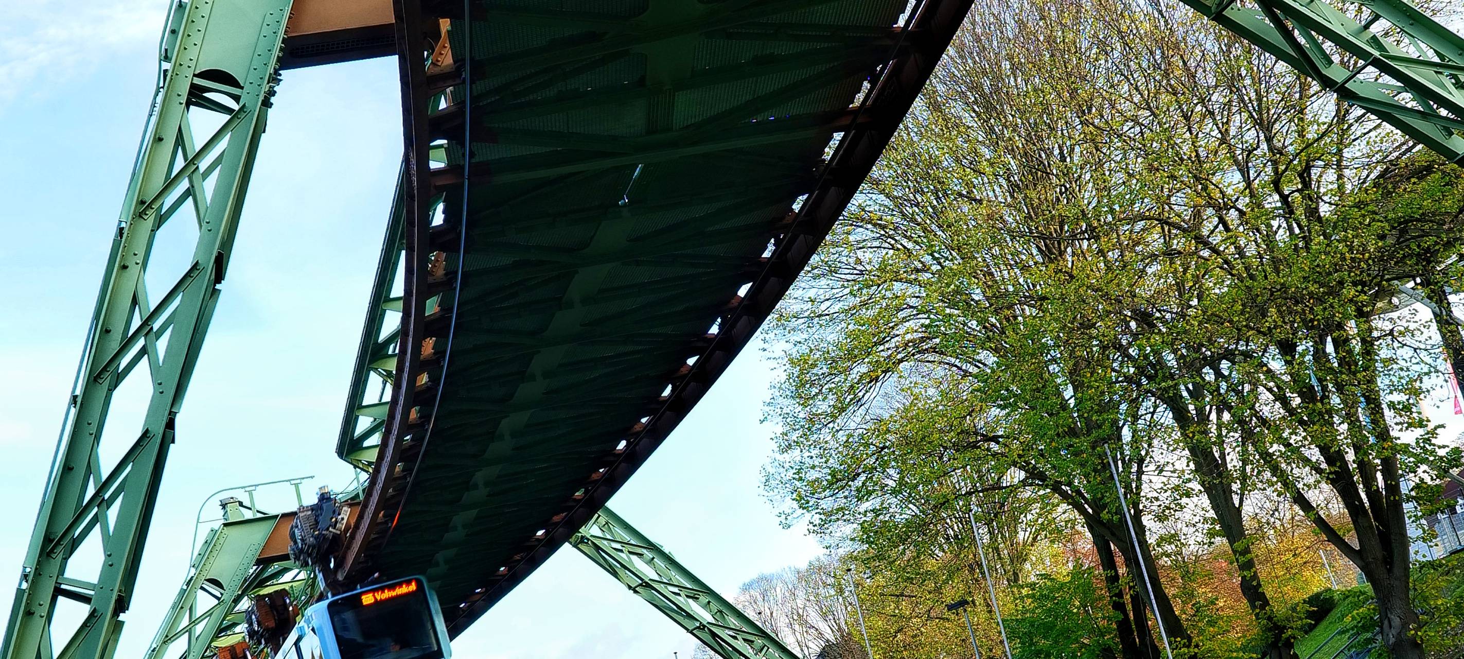 Schwebebahn fährt etwas seltener