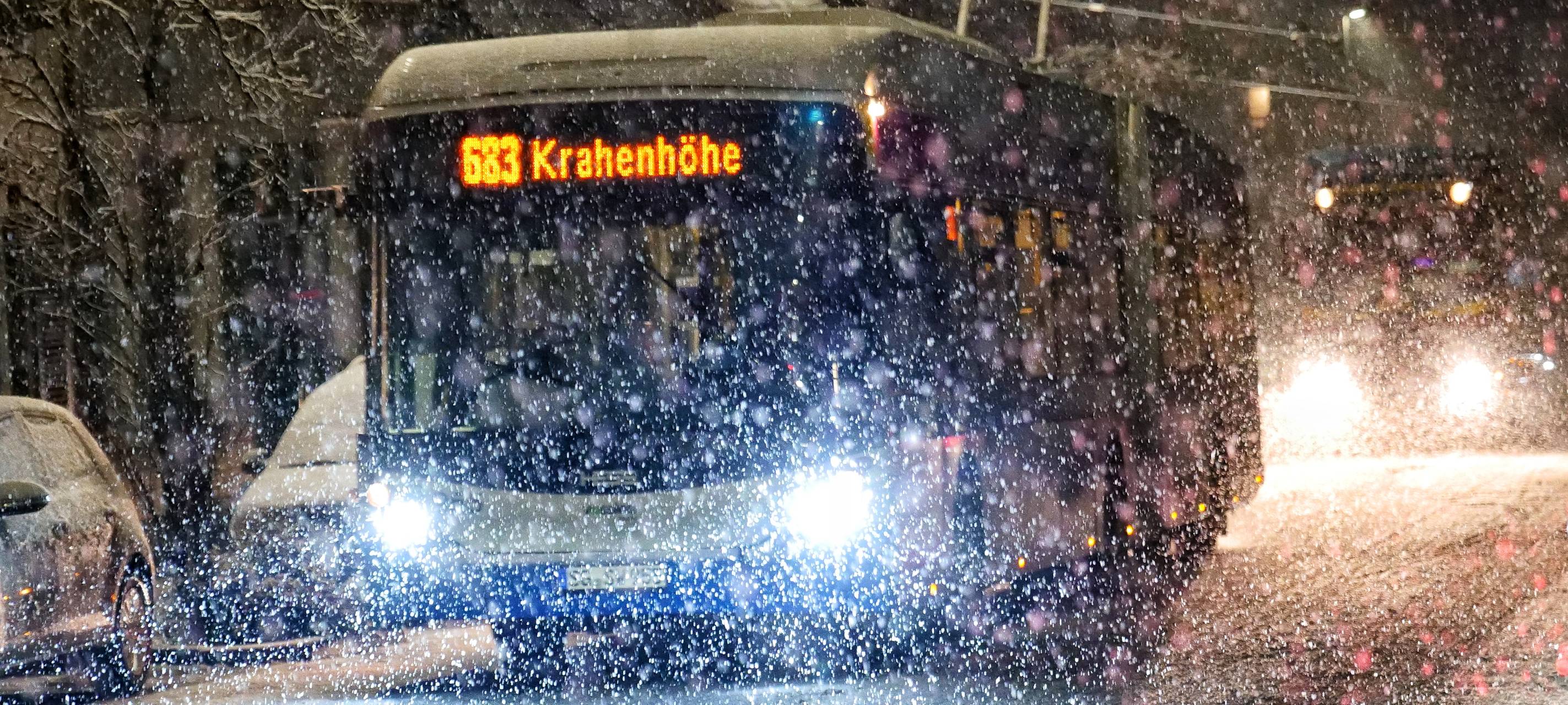 Schnee behindert den Verkehr in ganz Wuppertal