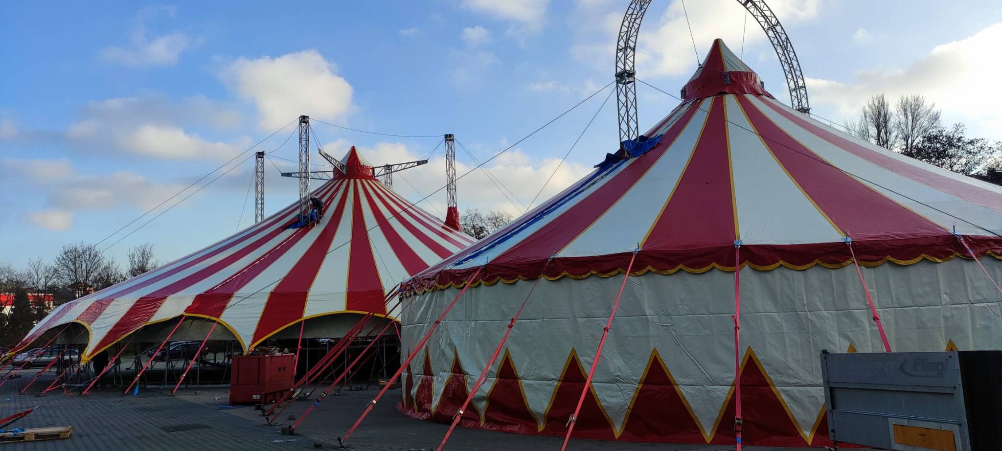 Weihnachtszirkus steht