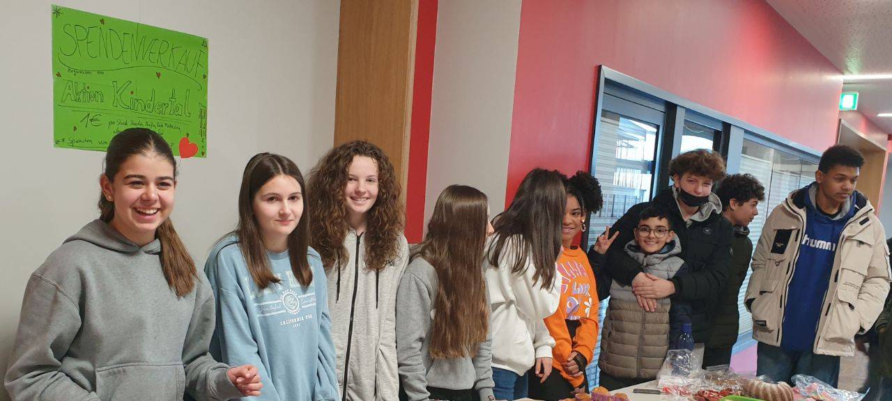 Schülerinnen und Schüler spenden für Kindertal