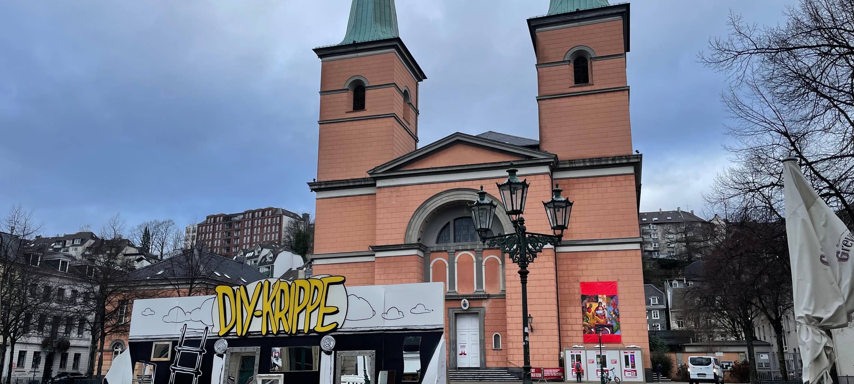 Wind verschiebt Krippe
