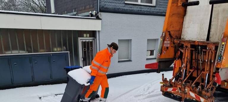 Müllabfuhr im Schnee