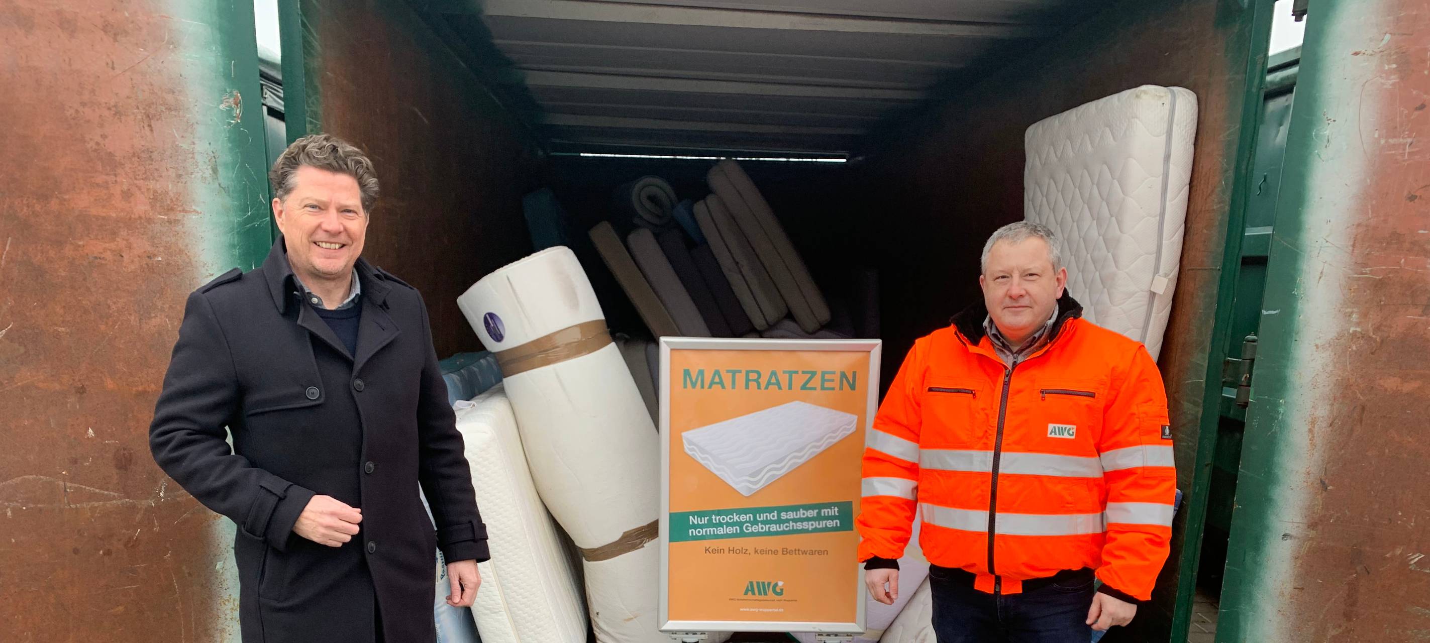 Olaf Schmidt (rechts, AWG-Betriebsleiter für den Bereich Abfallsammlung und -transport) und Martin Auerbach (links, Geschäftsführer Fachverband Matratzen-Industrie e.V.) an der Sammelstelle für Matratzen auf dem Recyclinghof Widukindstraße in Wuppertal.