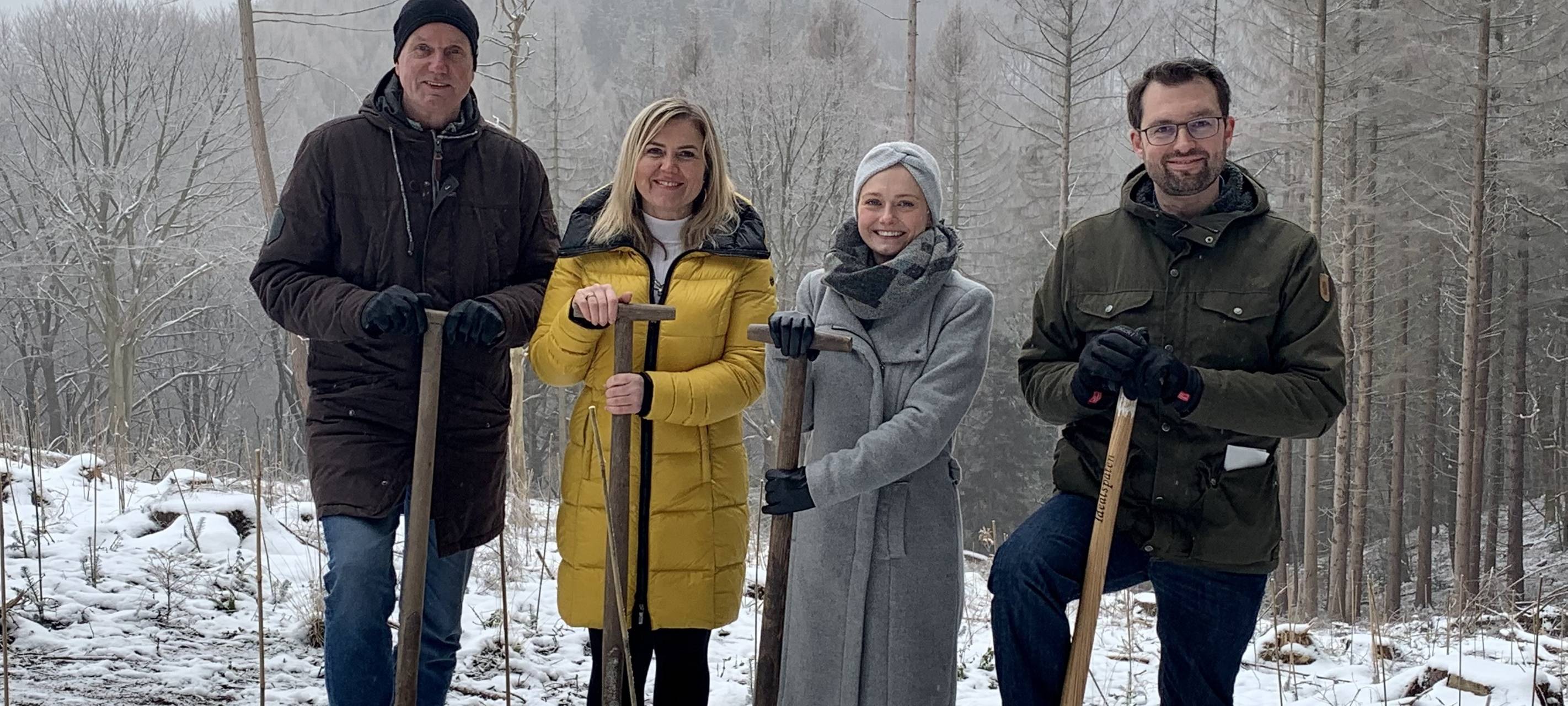 Wioletta Bonny (2. v. l.), Filialleiterin der Saprda-Bank in Wuppertal, und Annika Kamphausen (2. v. r.), Mitarbeiterin im Bereich Marketing/Digitales der Sparda-Bank West, zusammen mit Gerhard Naendrup (links), Geschäftsführer des Schutzgemeinschaft Deutscher Wald Landesverband NRW e. V. und Sebastian Rabe (rechts), Forstamtsleiter der Stadt Wuppertal, bei der Pflanzung .