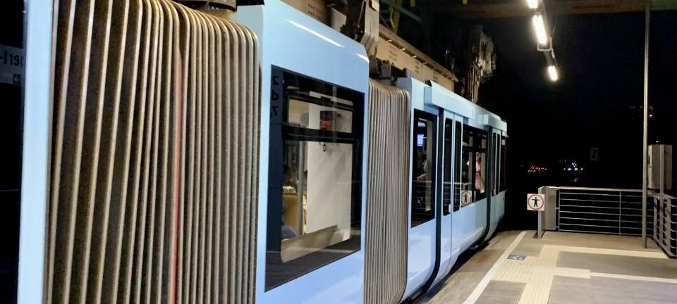 Langer Tisch: Schwebebahn bis in den Morgen