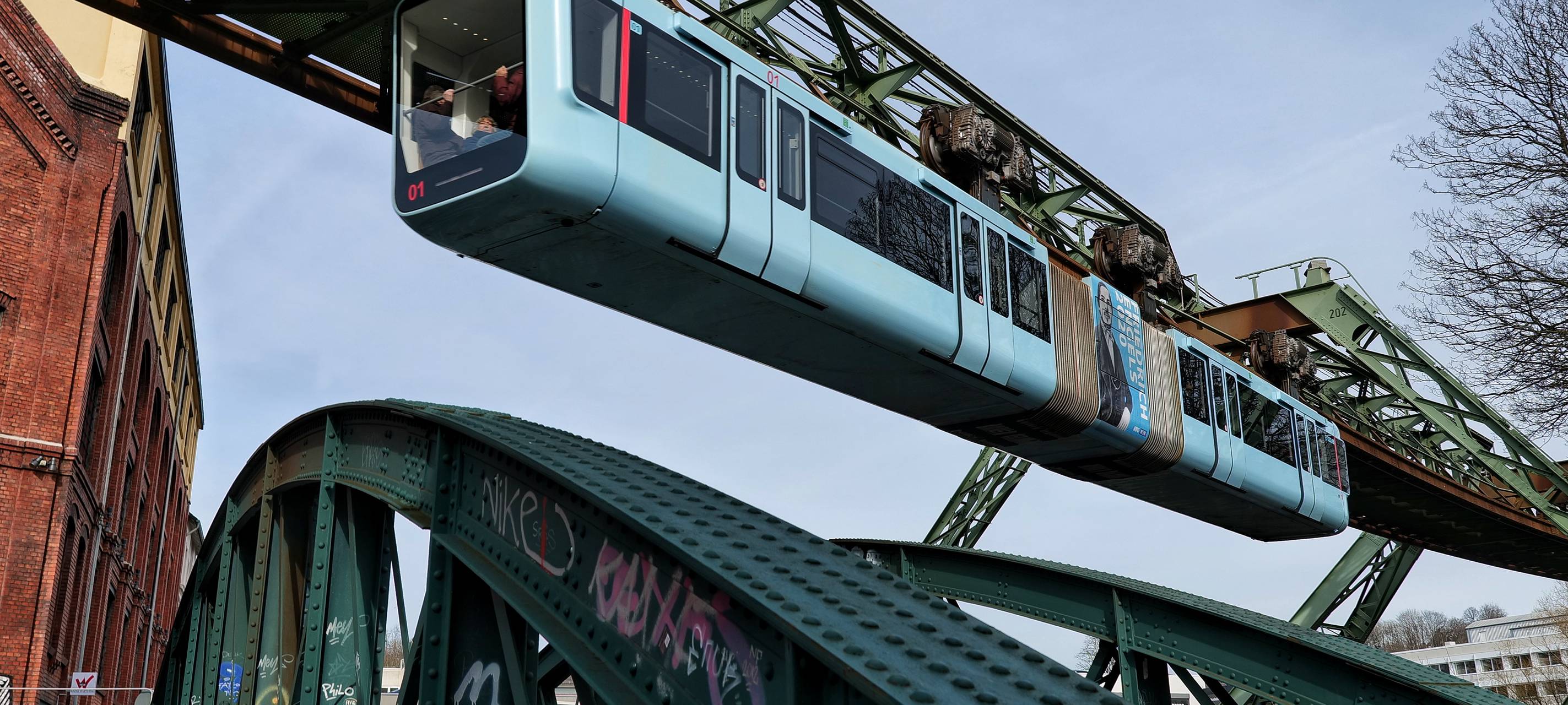 Schwebebahn fährt wieder