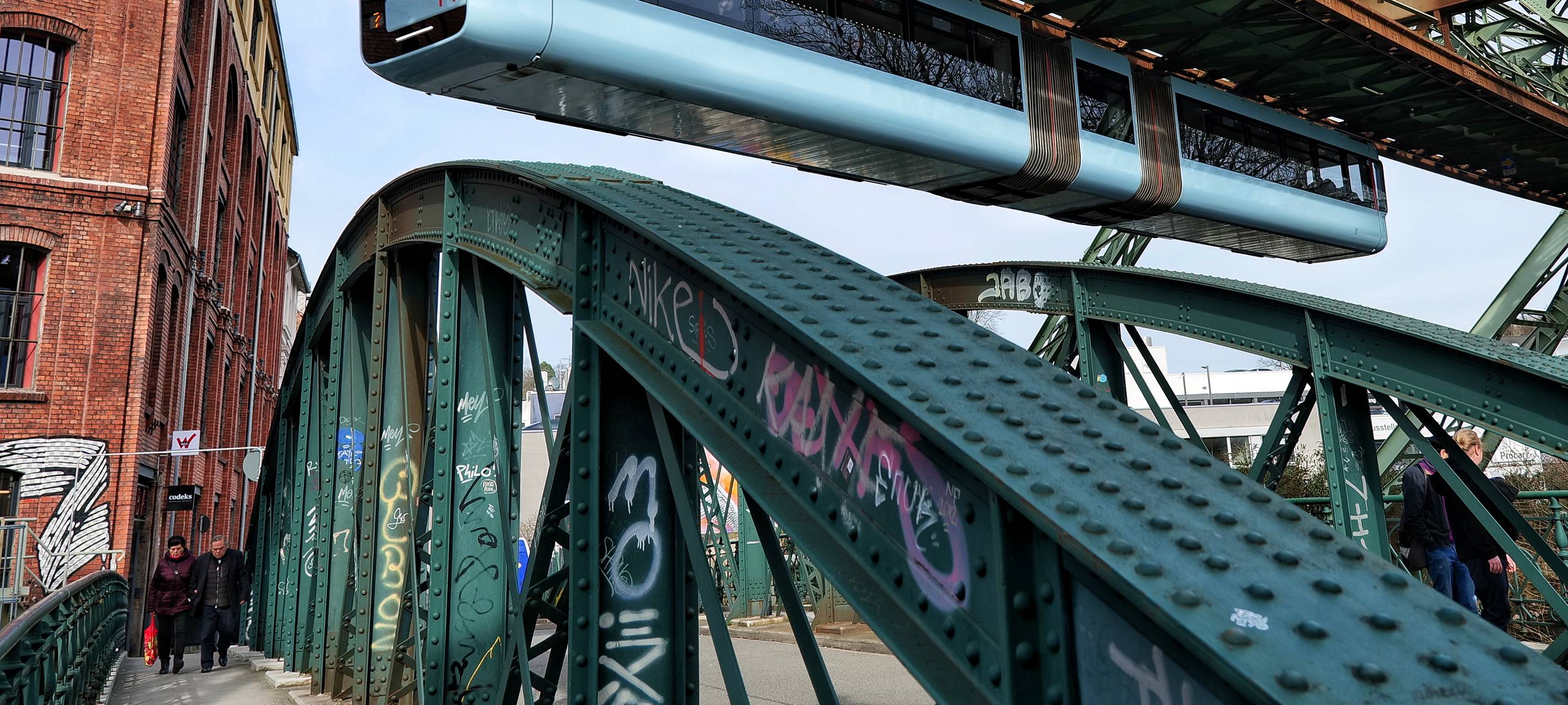 Schnellere Schwebebahn - neuer Fahrplan