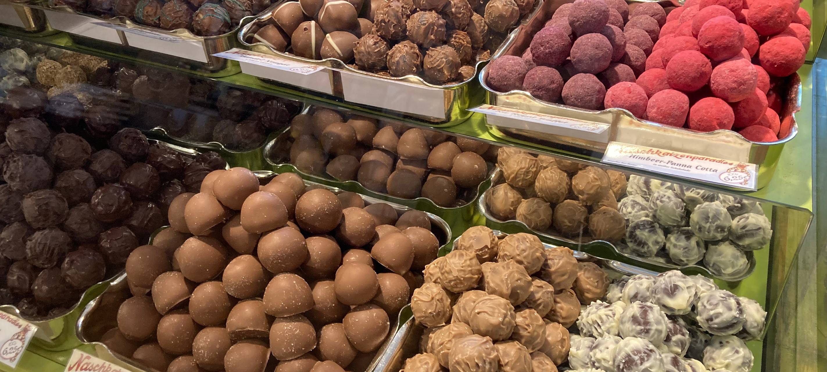 Wir hören hinters Schaufenster