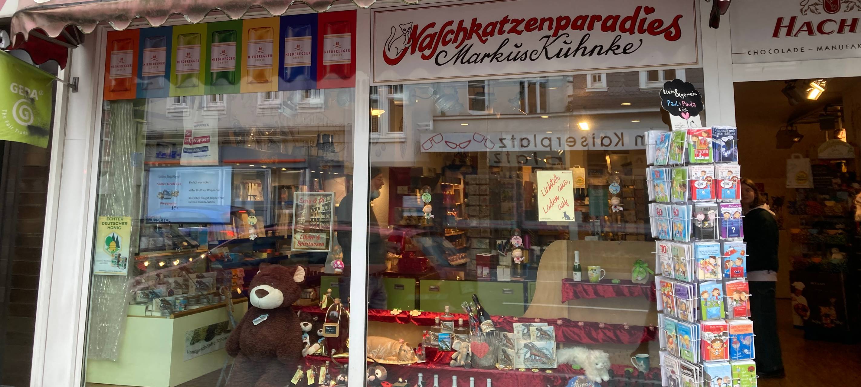 Wir hören hinters Schaufenster