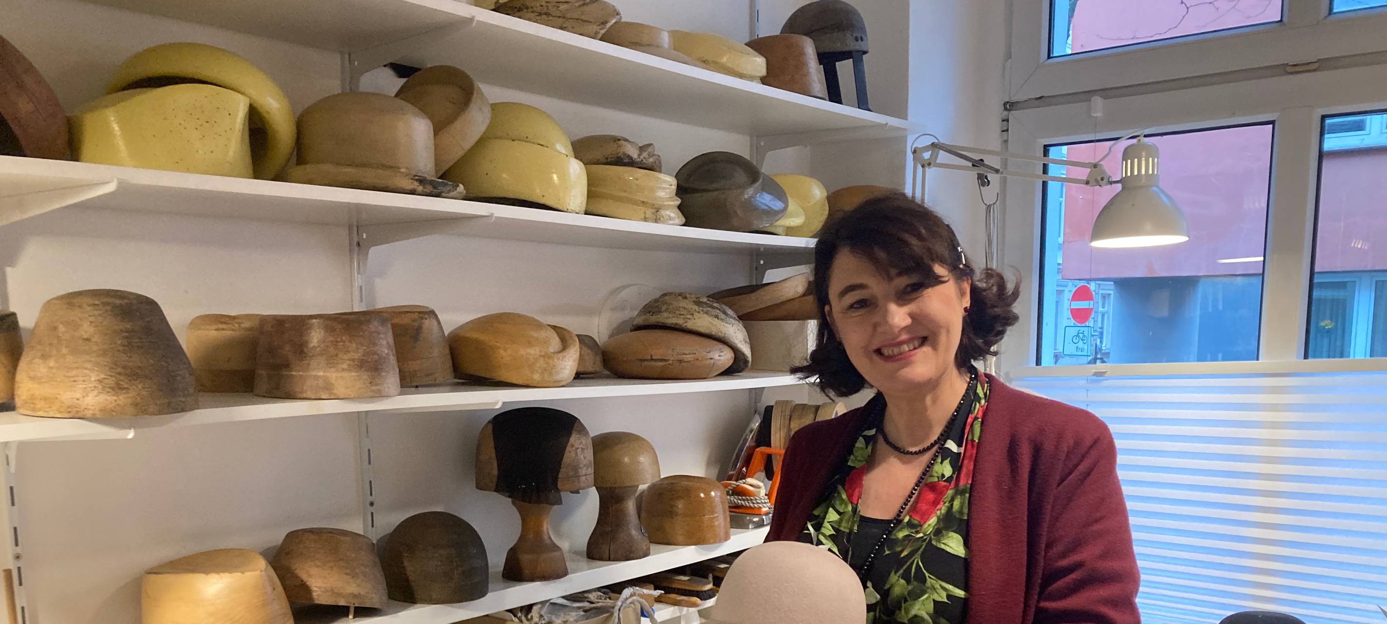 Wir hören hinters Schaufenster