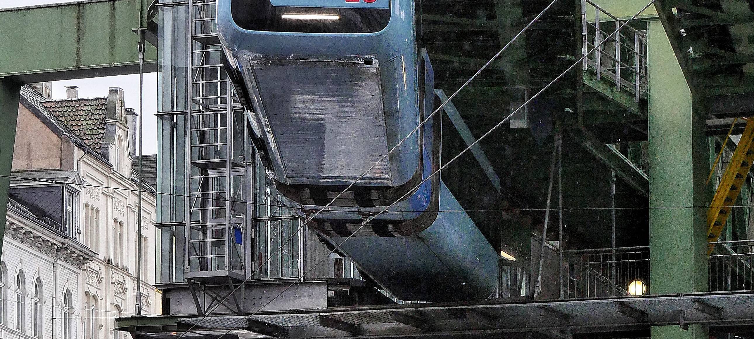 Die Schwebebahn stand still