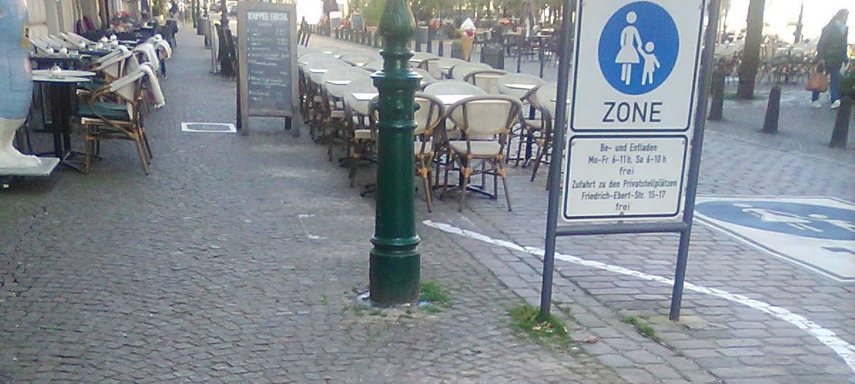 Poller weg, Baumscheiben gerade