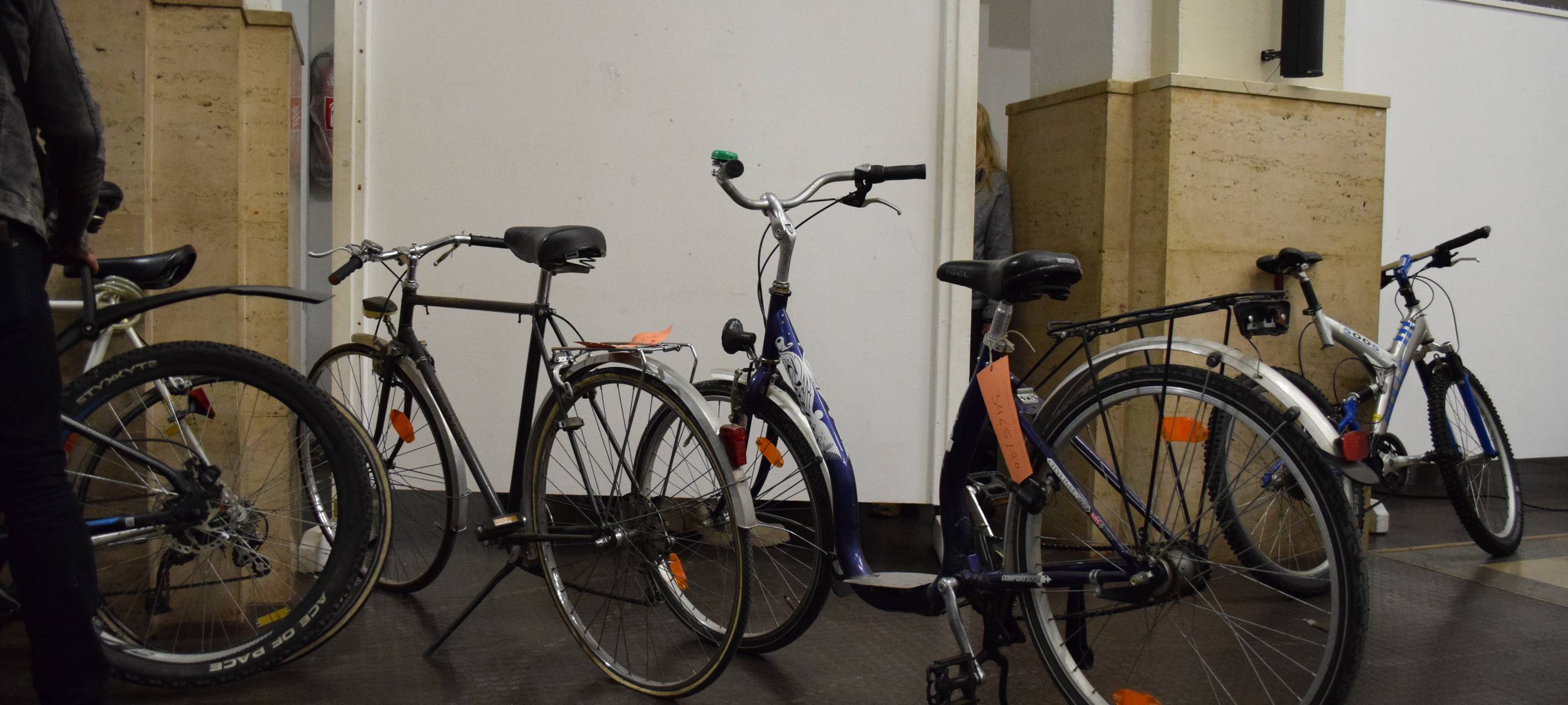 Stadt versteigert im Rathaus Fundsachen