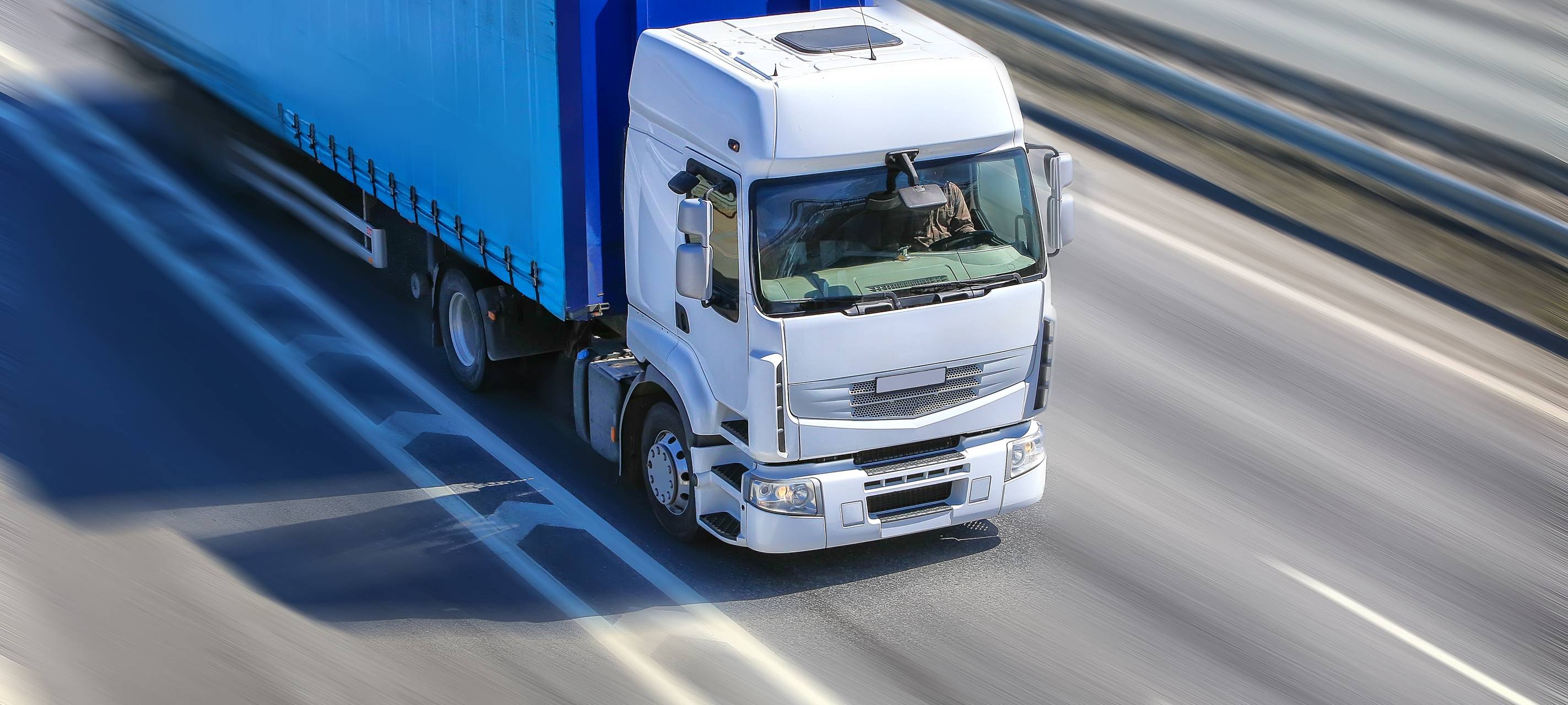 LKW klemmt Fahrer ein
