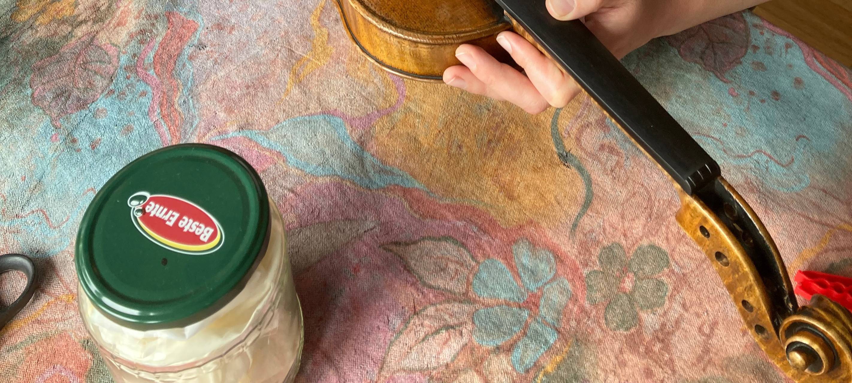 Wir hören hinters Schaufenster