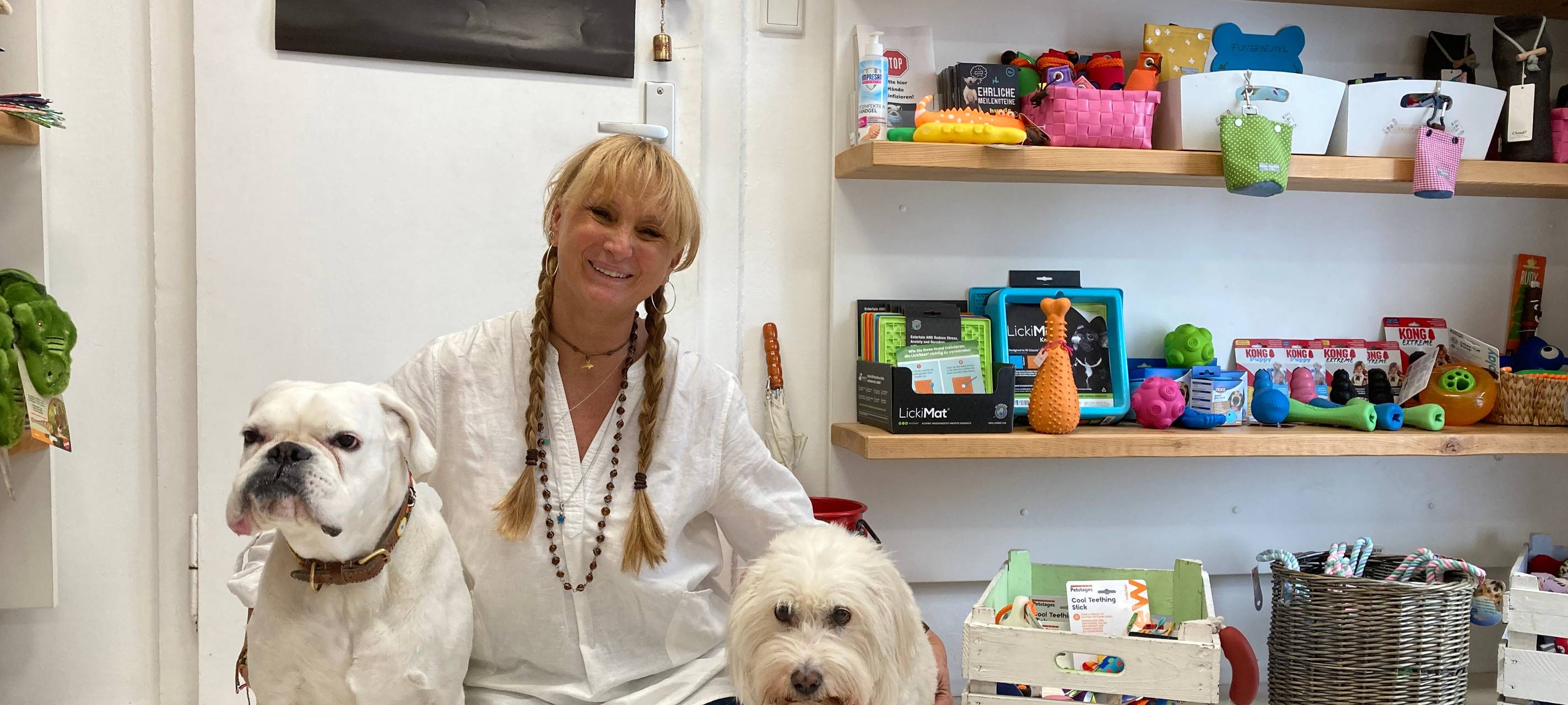 Wir hören hinters Schaufenster