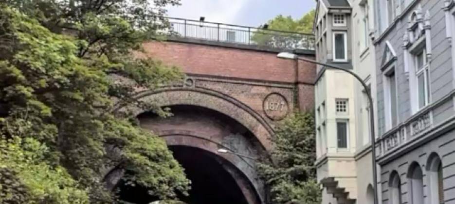 Straßensperrung wegen heruntergefallener Dachziegel