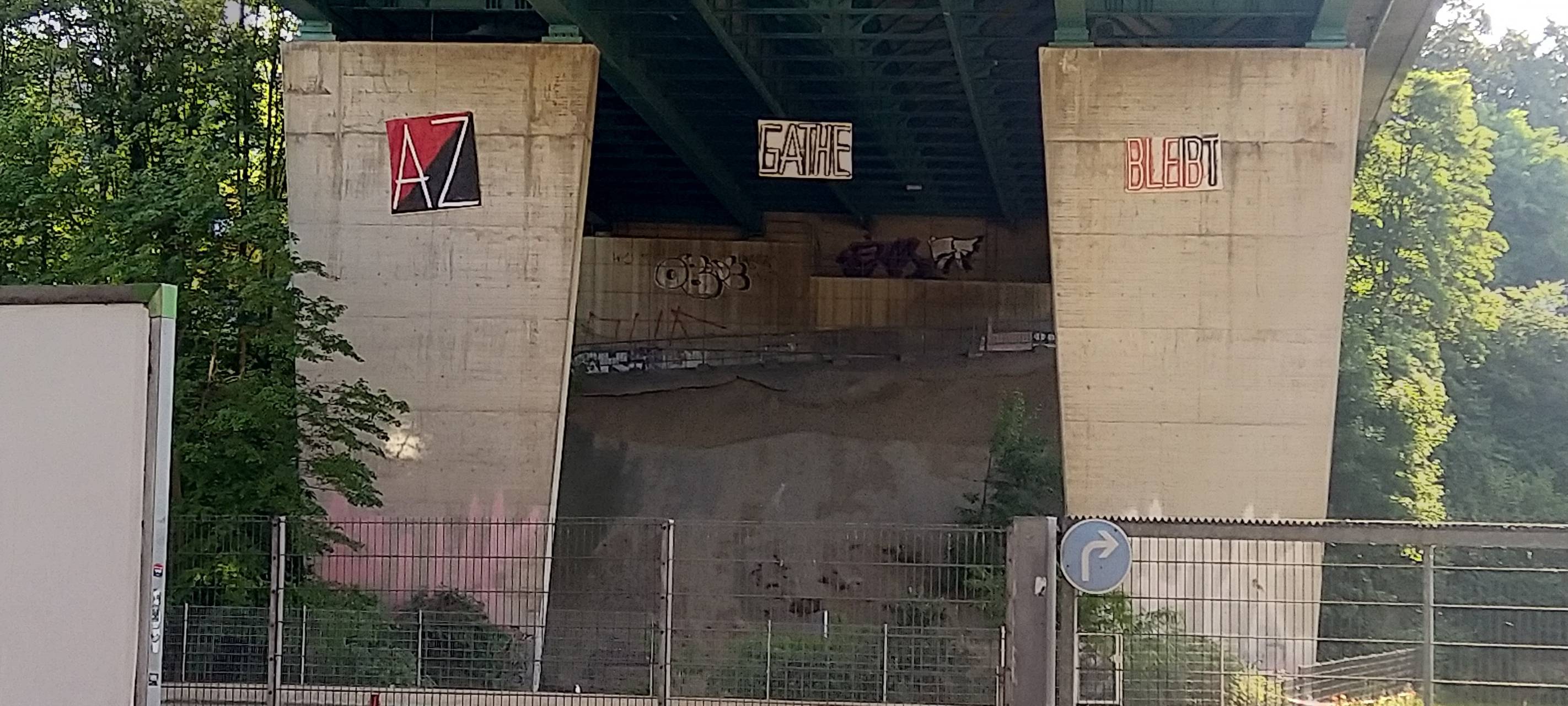 Protestplakate an Brückenpfeilern
