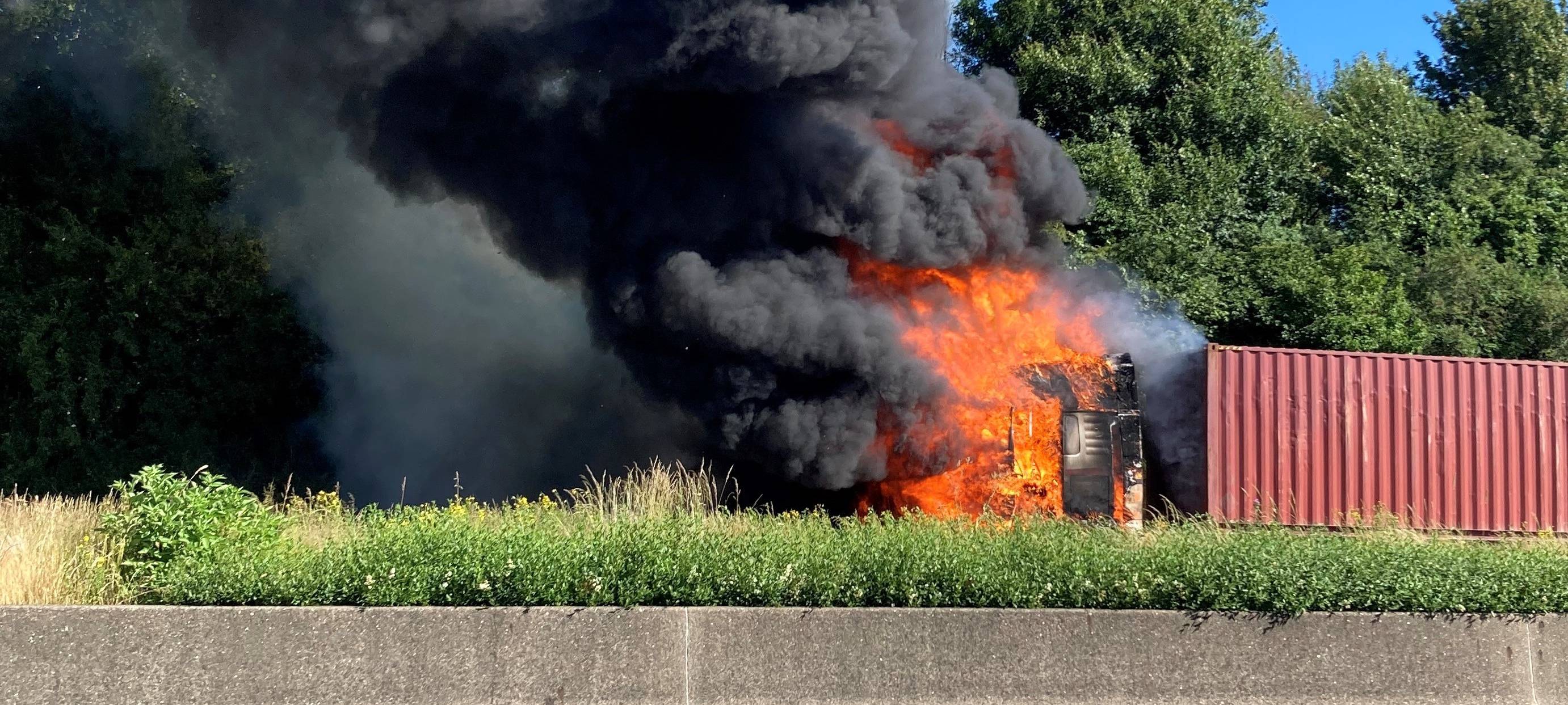 Riesenstau wegen LKW-Brand