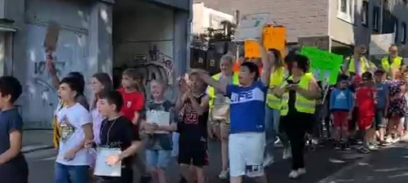 Schule demonstriert für Schulhof
