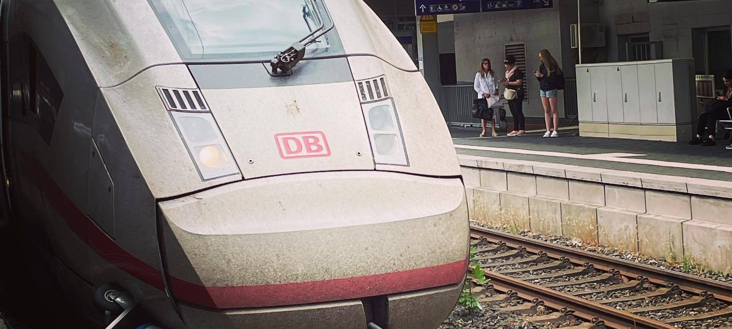 Wuppertaler Hbf: Unfall mit ICE und Kehrwagen