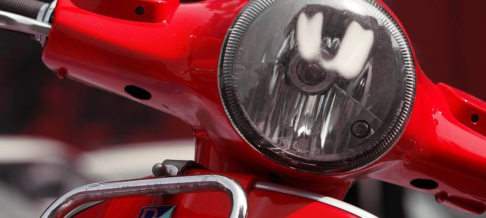 Rollerfahrer beschädigt Autos und haut ab