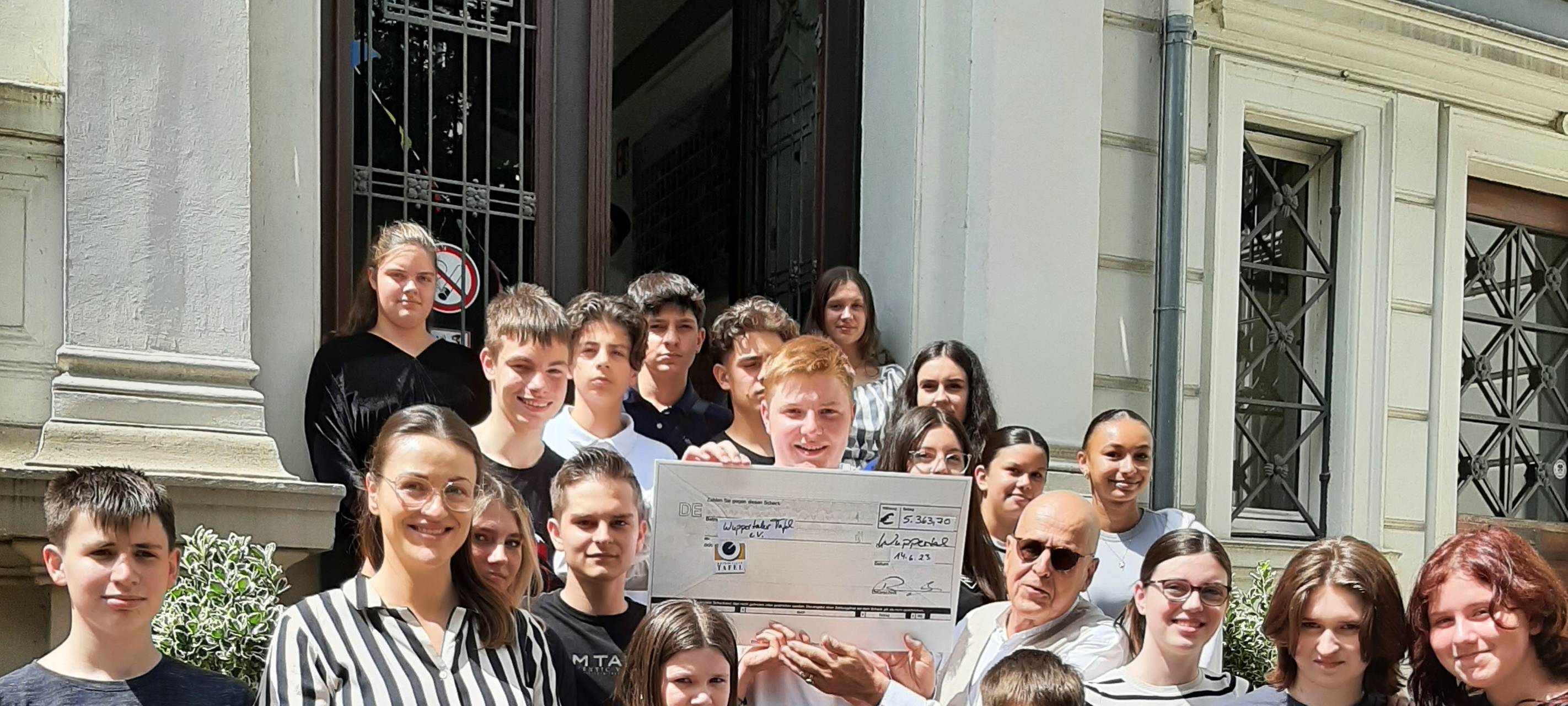 Herder-Schule spendet an Tafel