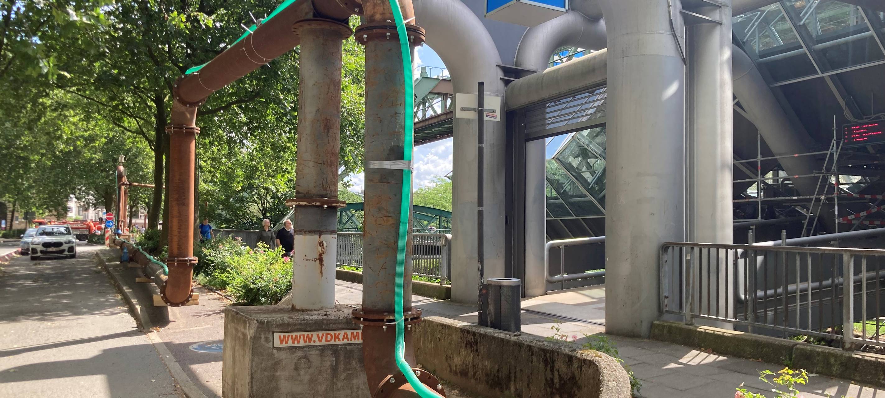 Braune Rohre wegen Kanalsanierung in Elberfeld