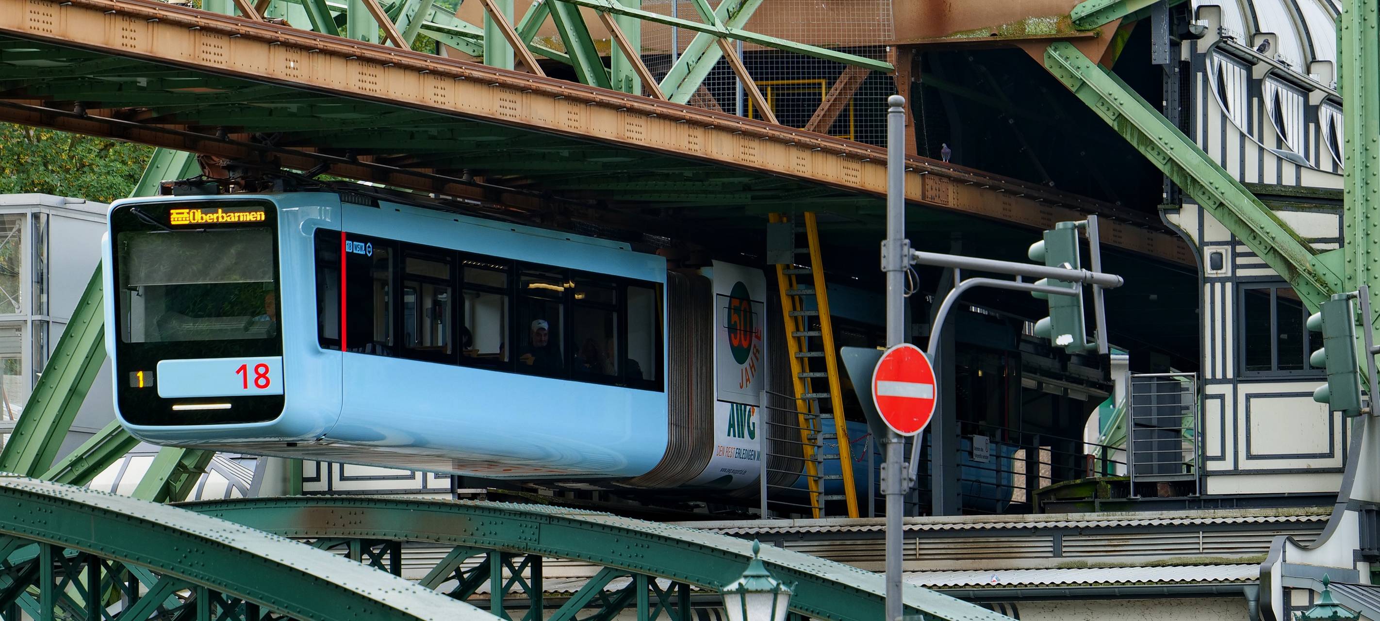 Schwebebahn fährt wieder