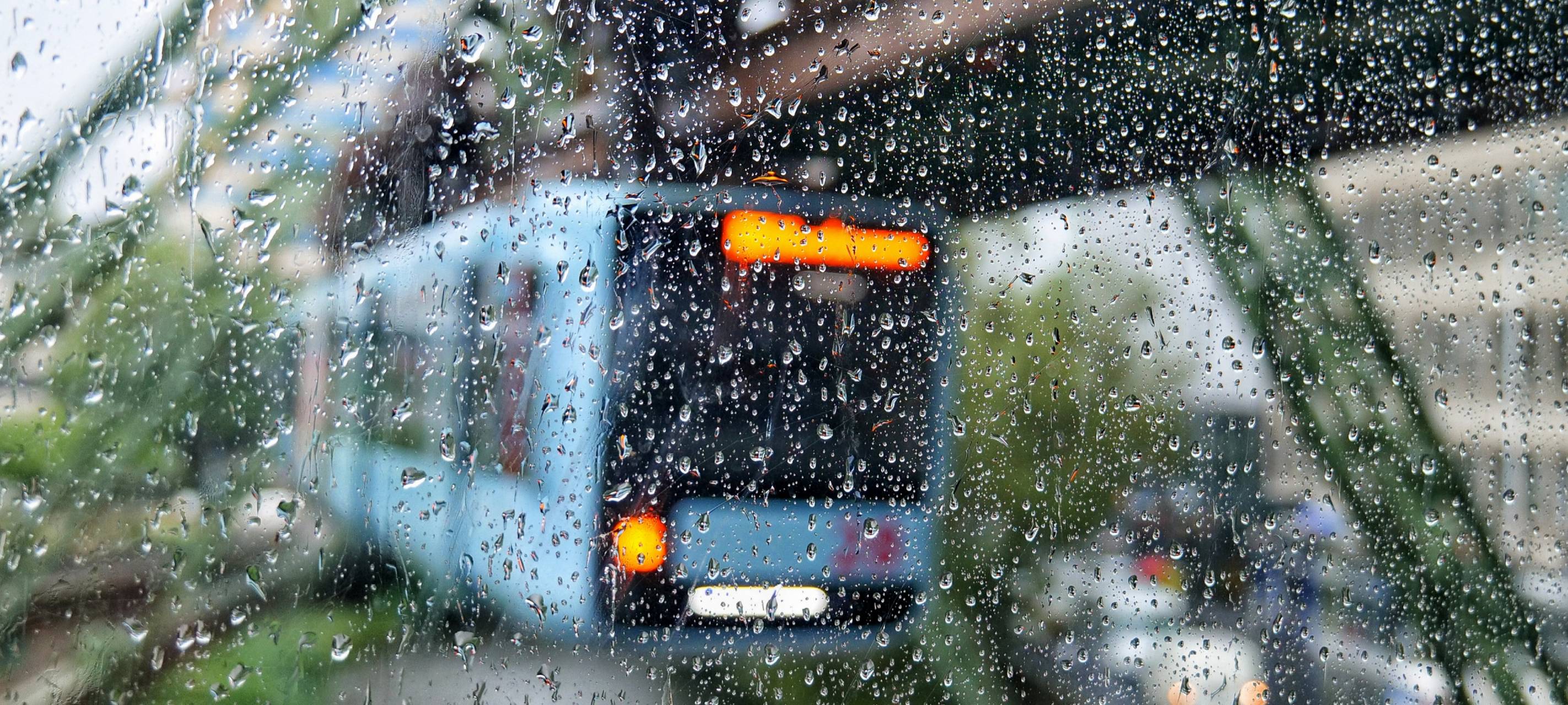 Wuppertaler Schwebebahn im Regen