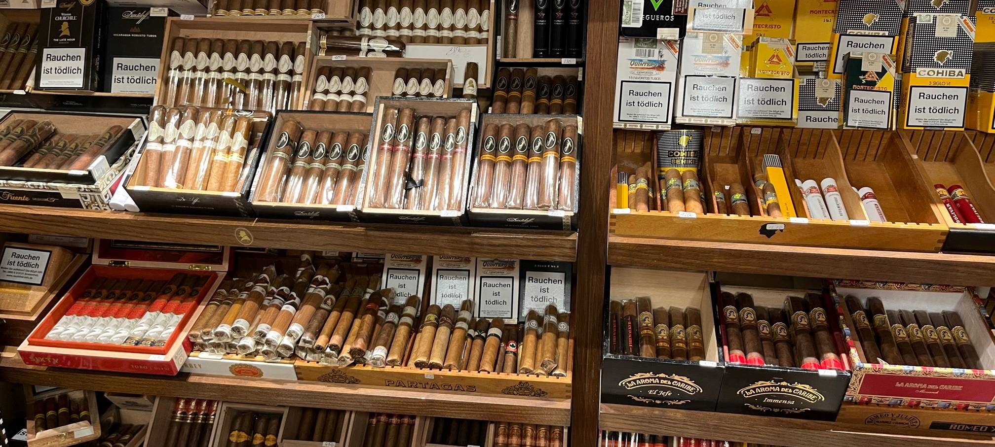 Wir hören hinters Schaufenster