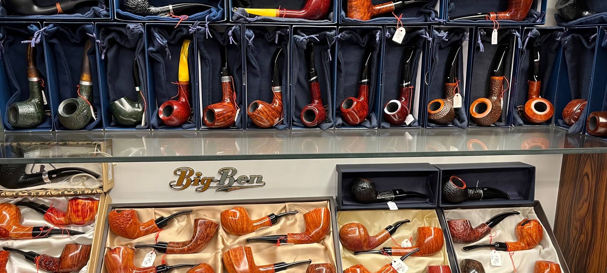 Wir hören hinters Schaufenster