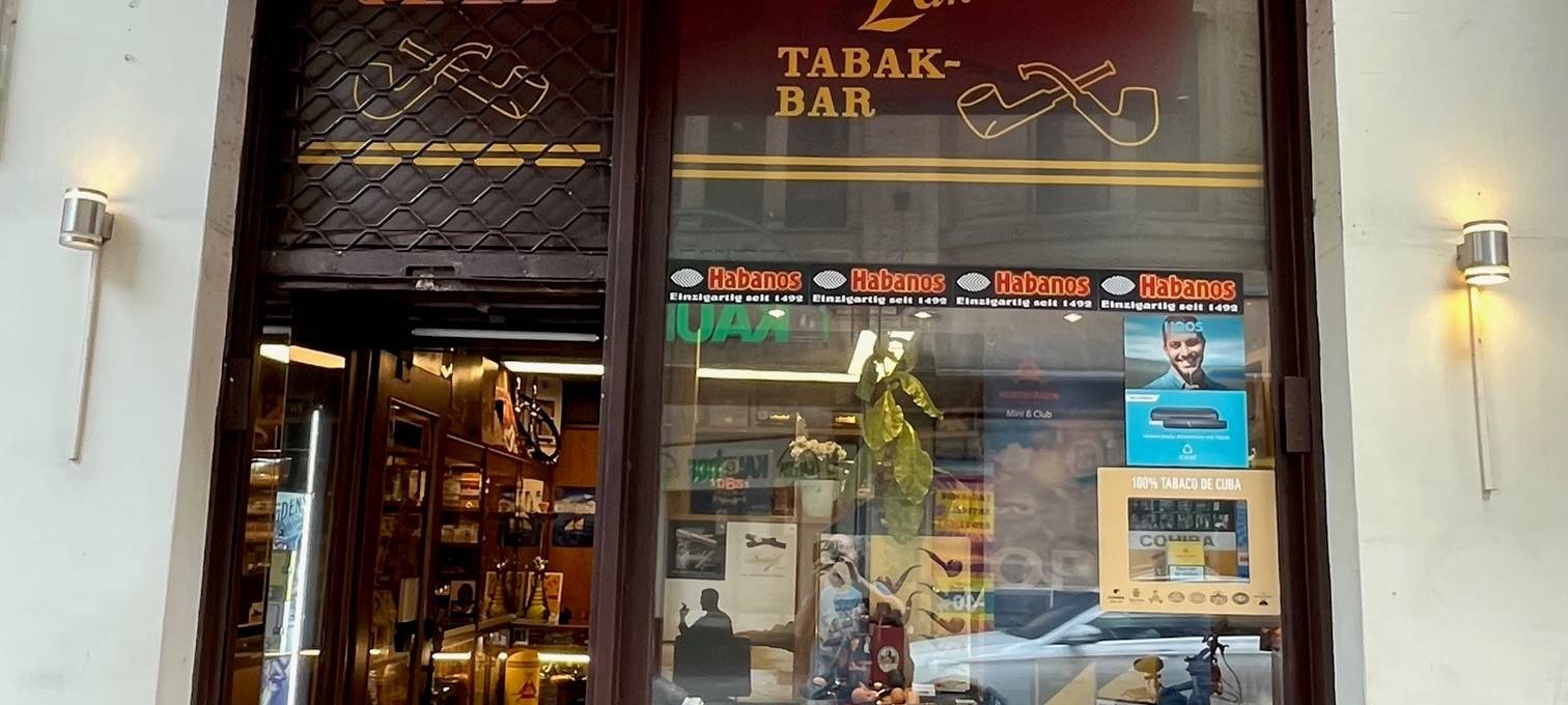 Wir hören hinters Schaufenster