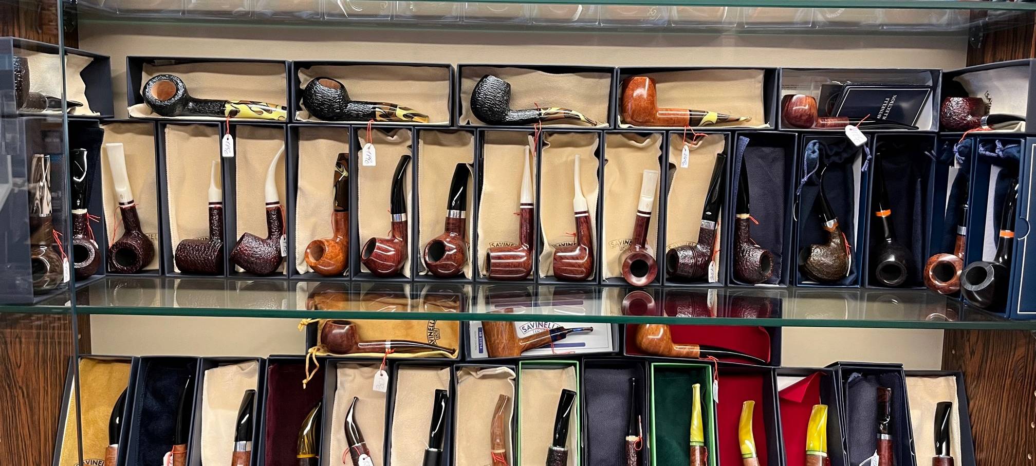 Wir hören hinters Schaufenster