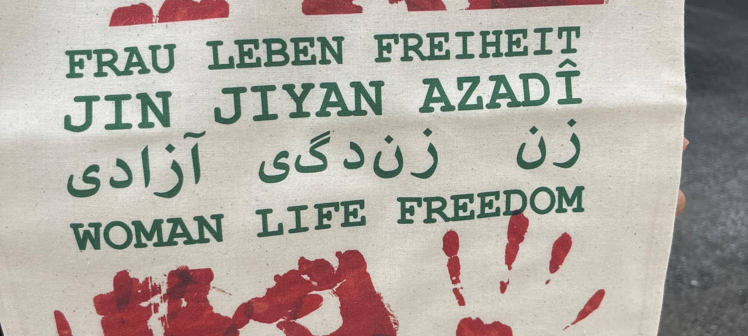 Stoffbeutel unterstützen Menschen im Iran
