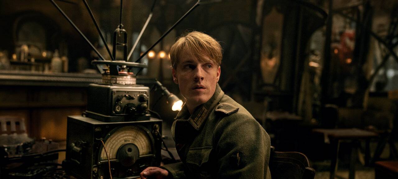 Werner an einem Radio.