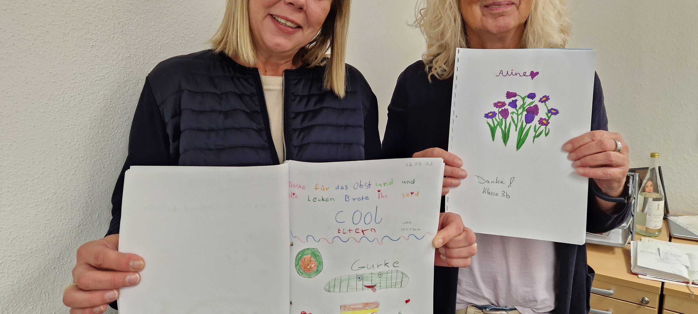 Grundschulkinder malen und schreiben ihr Dankeschön an