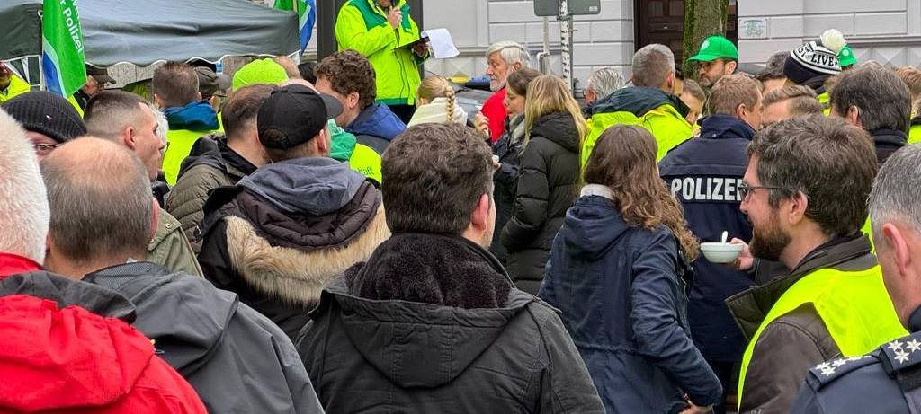 Polizei protestiert vor dem Polizeipräsidium