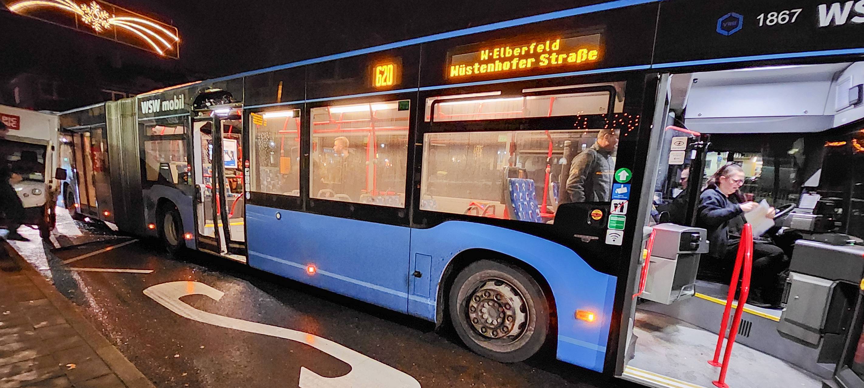 Lieferwagen fährt in Bus